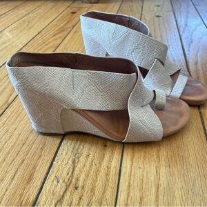 Gentle Souls by Kenneth Cole snake print wedge sandals women 6 neutral
